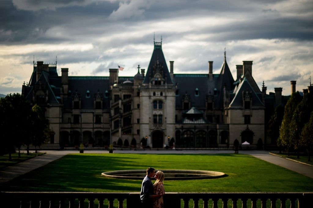 Couple on date at the Biltmore Estate