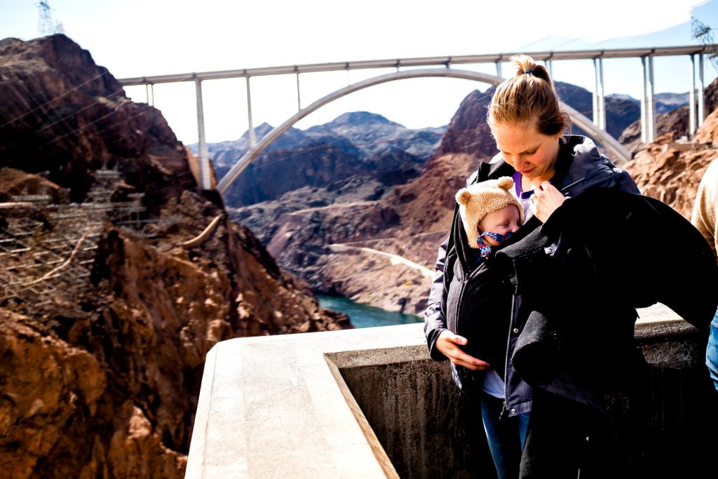 tourist with kid at the hoover dam